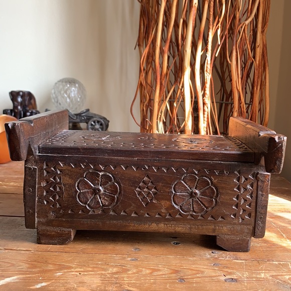 Old World Horse Box - Picture 5 of 13